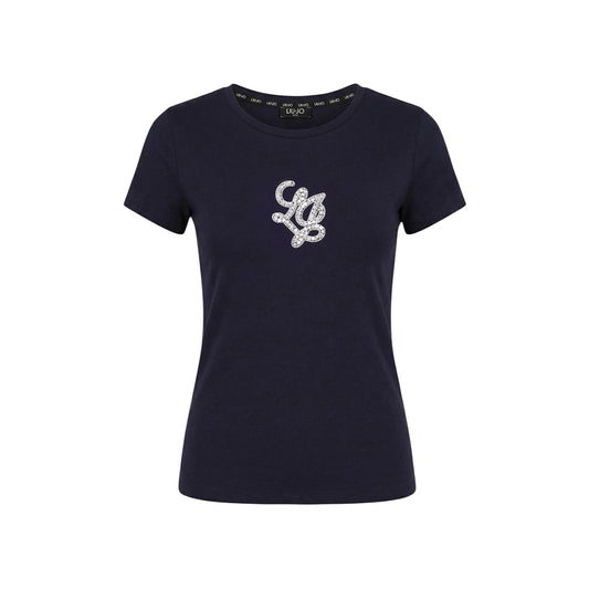 Modella indossa la t-shirt blu scuro Liu Jo TA6285 JS923 in cotone con logo ricamato, abbinata a jeans a vita alta in un contesto urbano luminoso.