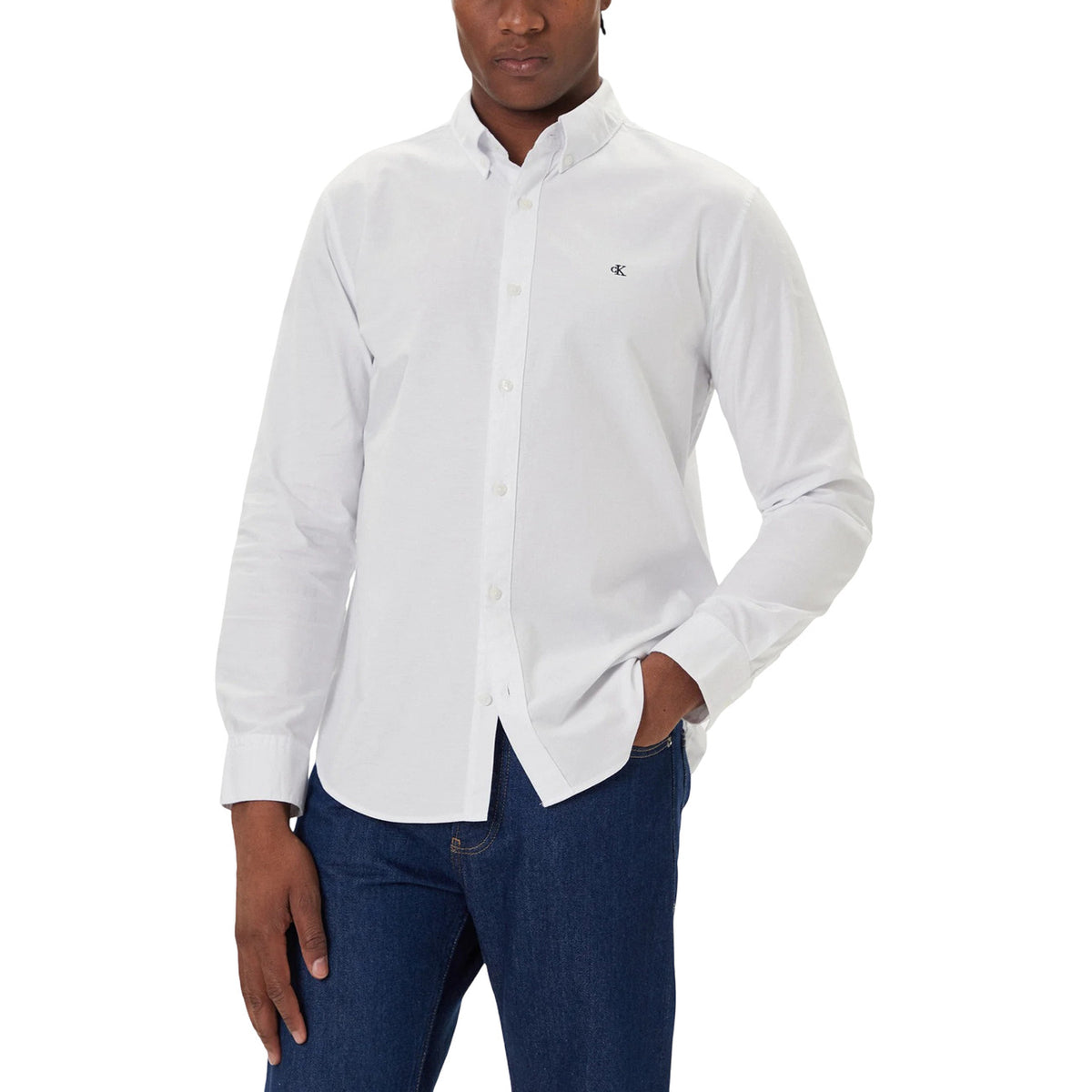 Camicia Calvin Klein Jeans uomo bianca con bottoni e colletto classico - vista frontale indossata da modello