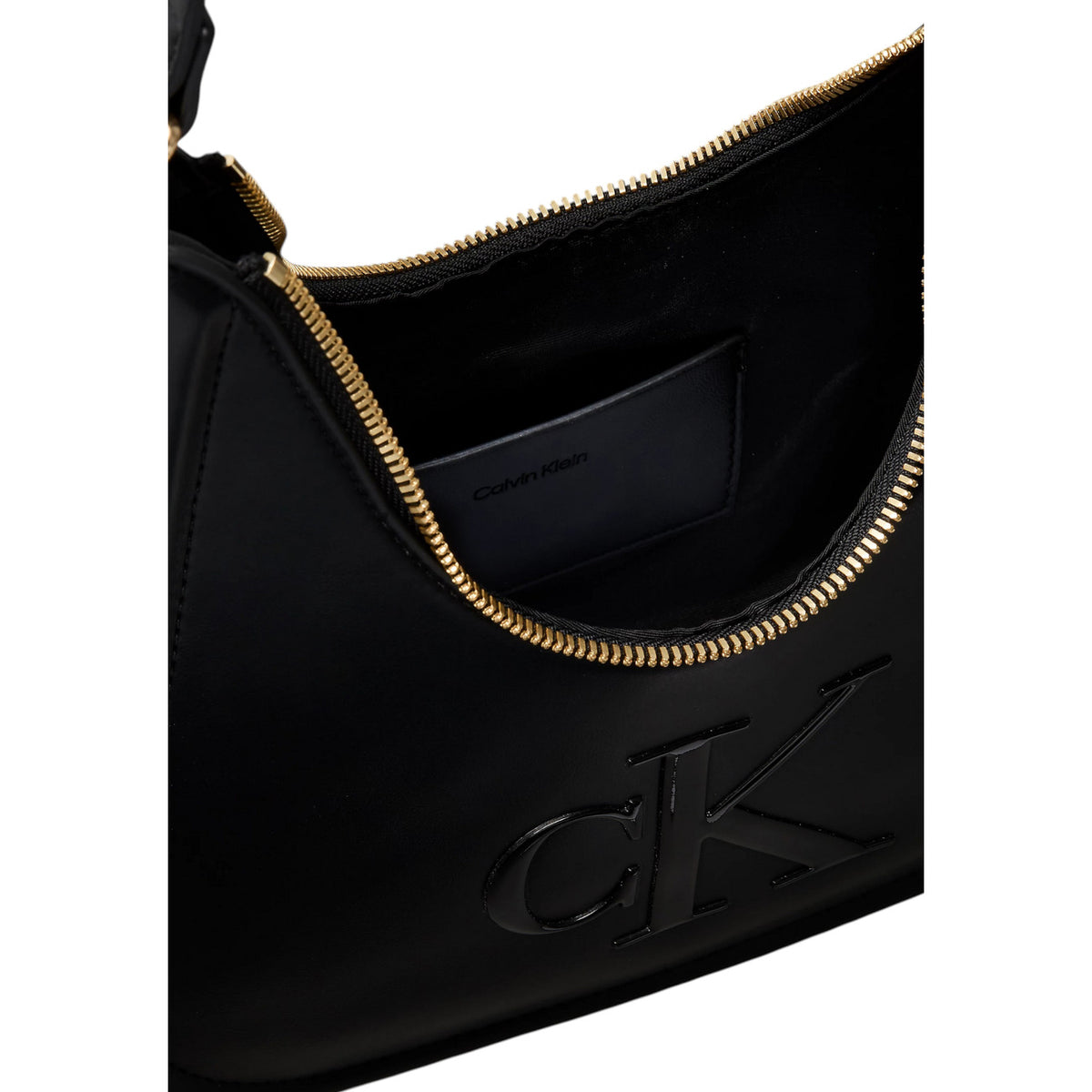 Borsa Mezzaluna Piccola Calvin Klein Bold; Nero. 100% Ecopelle poliuretano, manici corti e tracolla removibile, chiusura con zip. Dimensioni compatte (25x25,8 cm), stile minimalista e femminile 4 stagioni. Vista aperta