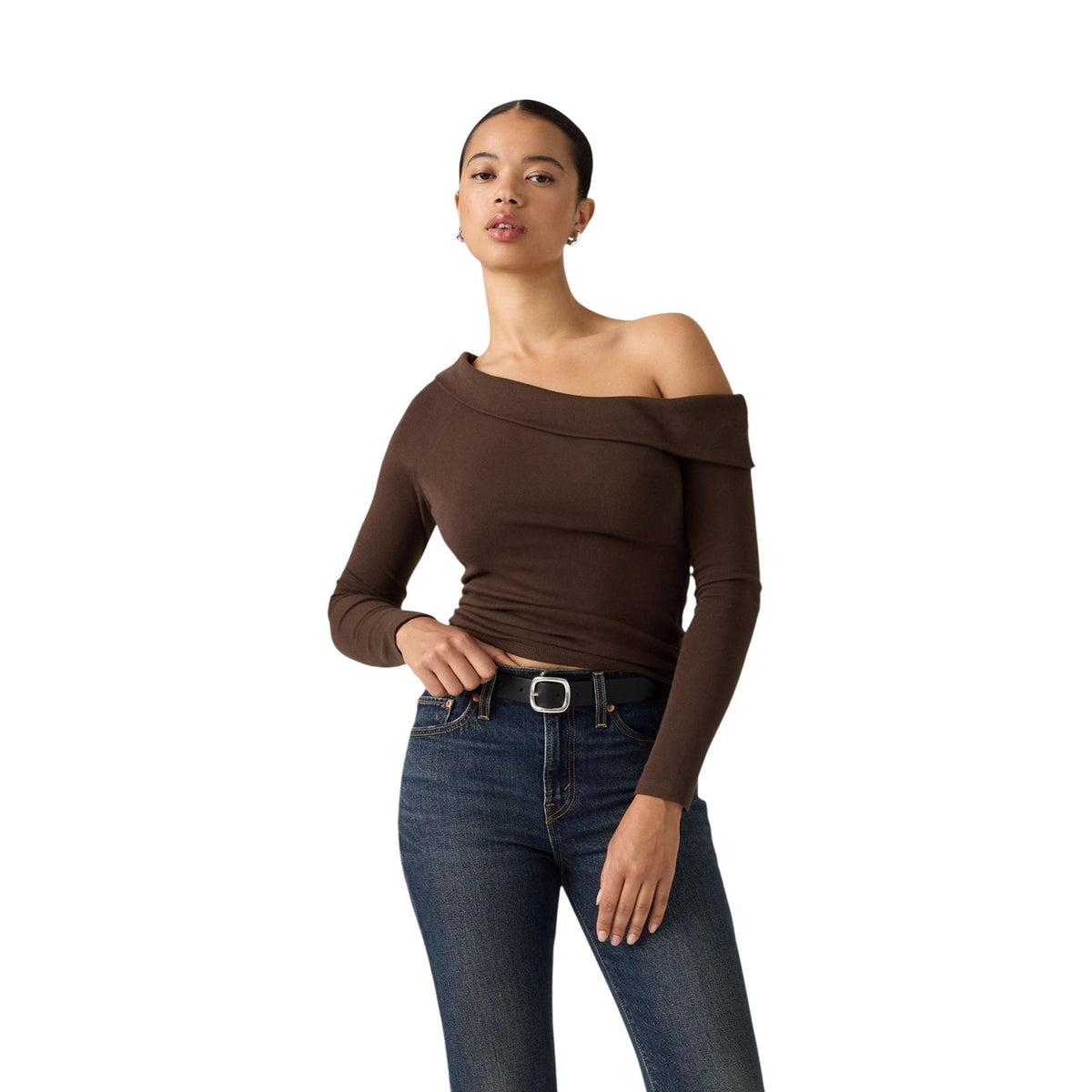 T-shirt marrone maniche lunghe donna Levi's Clara 008ST-0000. Top aderente con scollo a spalle scoperte off-shoulder in maglia elasticizzata a coste.
