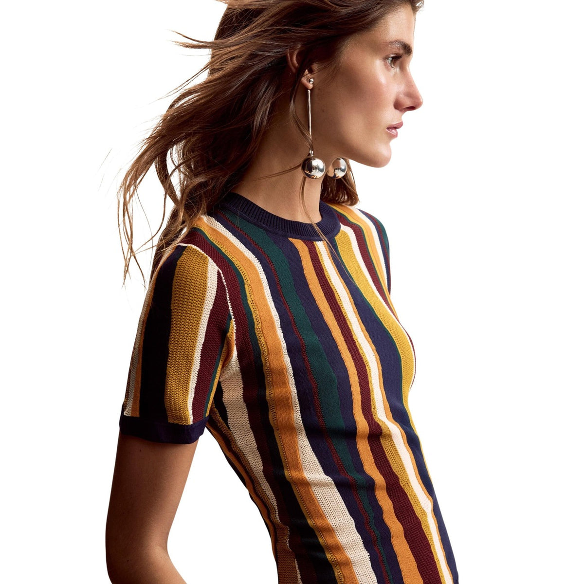 T-shirt a taglio regular, realizzata in jersey e con stampa a righe disegnata da Mr. Christian Lacroix. Maniche corte realizzata con materiali sostenibili. Vista frontale laterale indossata da modella
