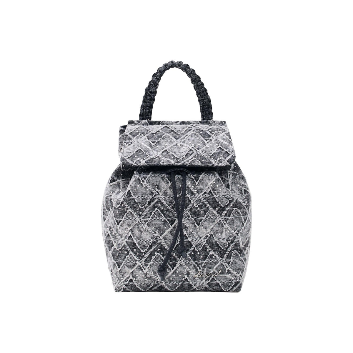Zainetto piccolo realizzato in tessuto denim, con stampa a zigzag e charm rimovibile. Collezione 2026 disegnato a Barcellona. Dettaglio di parte ampia sulle bretelle