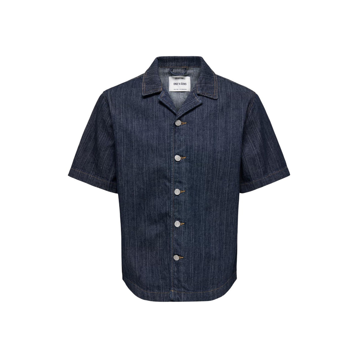 Camicia Manica Corta Only & Sons; Blu Effetto Denim. 100% Cotone leggero, Relaxed Fit, chiusura a bottoni. Cuciture a contrasto, stile casual contemporaneo, traspirabilità superiore. Vista frontale stesa
