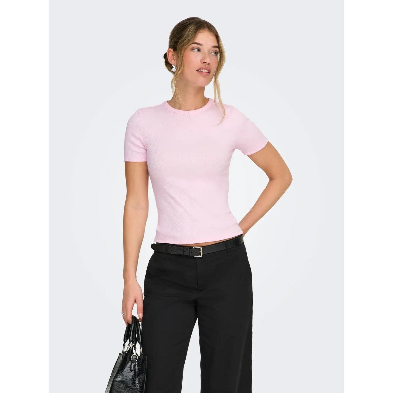 T-shirt Donna Only; Maglietta a maniche corte aderente tight fit in misto viscosa e poliestere stretch. Scollo paricollo tondo, stile casual-luxury essenziale per la primavera e l'estate. Rosa