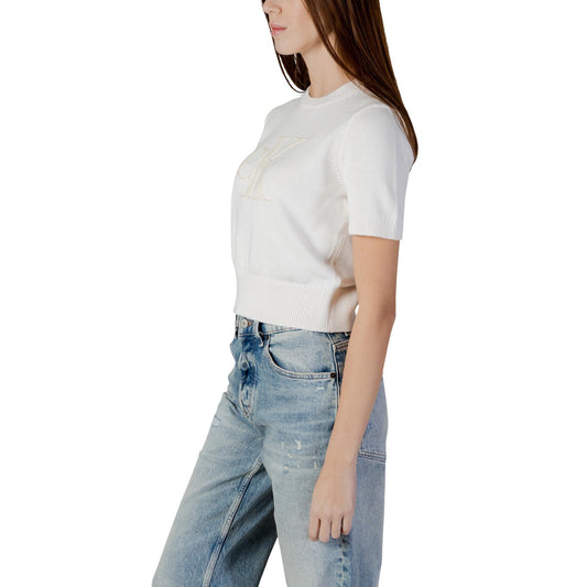 T-shirt Cropped CK Jeans; Beige. 100% Cotone premium. Logo in rilievo, girocollo, vestibilità moderna. Fresca, leggera e perfetta per look urban estivi. Laterale