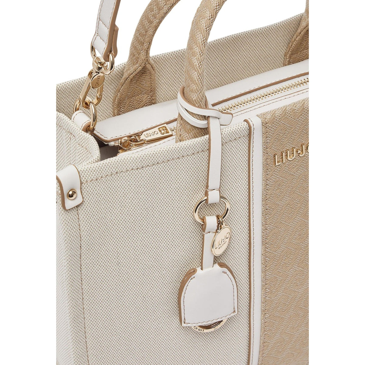Borsa Liu-Jo M TOTE in cotone; dettagli monogram in rilievo, finiture dorate, manici intrecciati. Ampia, versatile e chic. Dettaglio ciondolo