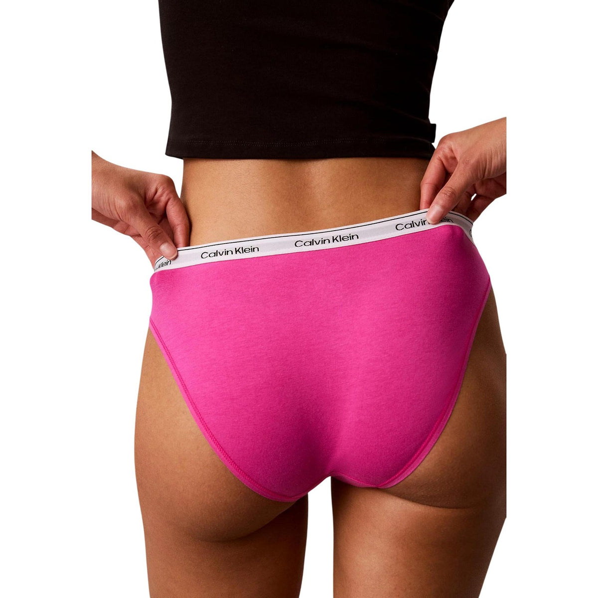Multipack 5 Slip Bikini Donna Calvin Klein; Tessuto elasticizzato in cotone e lycra con stampe e fantasie assortite. Modello a vita regolare con iconica fascia elastica logata in vita, stile casual 4 stagioni.