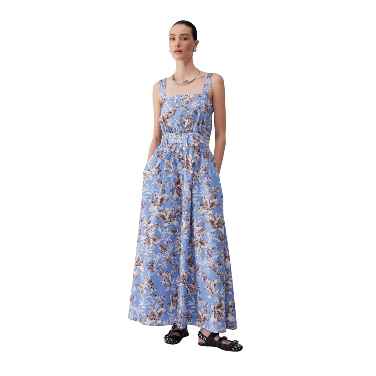 Abito Liu Jo WA6312; 100% cotone. Stampa floreale, vita definita, spalline larghe, tasche laterali. Vestito lungo estivo leggero, raffinato e confortevole. Vista frontale