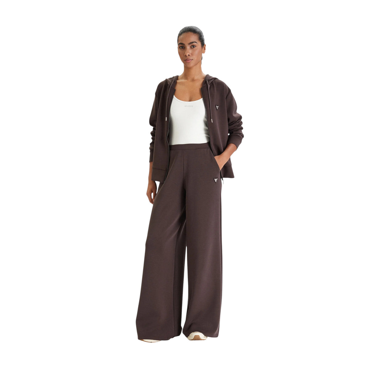 Felpa Cappuccio Marrone Donna Guess Active Olympe; Tessuto elasticizzato morbido in poliestere, modal e lycra. Chiusura con zip intera, maniche lunghe e logo applicato sul petto. Stile sportivo mezza stagione. Figura intera