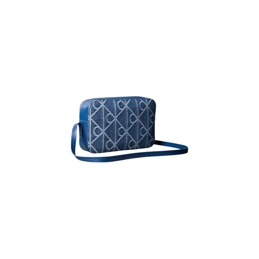 Calvin Klein Denim Camera Bag; 100% cotone, logo monogram all-over, tracolla regolabile. L'accessorio denim di tendenza compatto e versatile. Vista posteriore