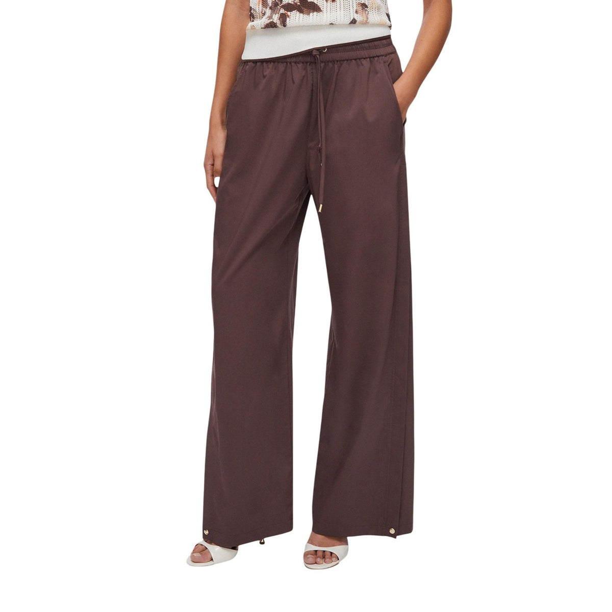 Liu Jo Bootcut Pants TA6181; marrone, misto viscosa stretch, vita regolare. Il pantalone iconico ed elegante per un look contemporaneo.