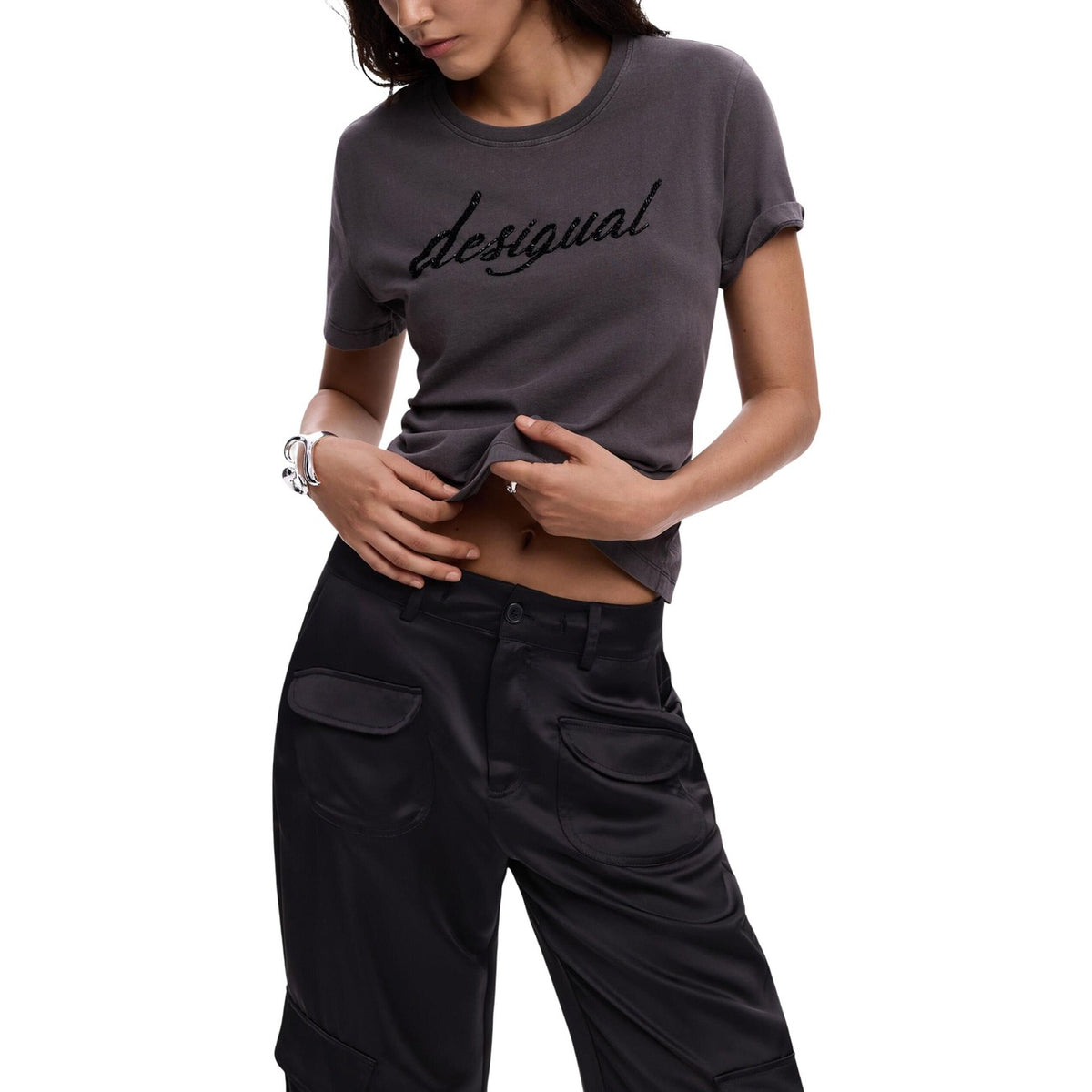 T-shirt Desigual donna grigia manica corta scollo tondo stampa 100% cotone - vista frontale indossata da modello