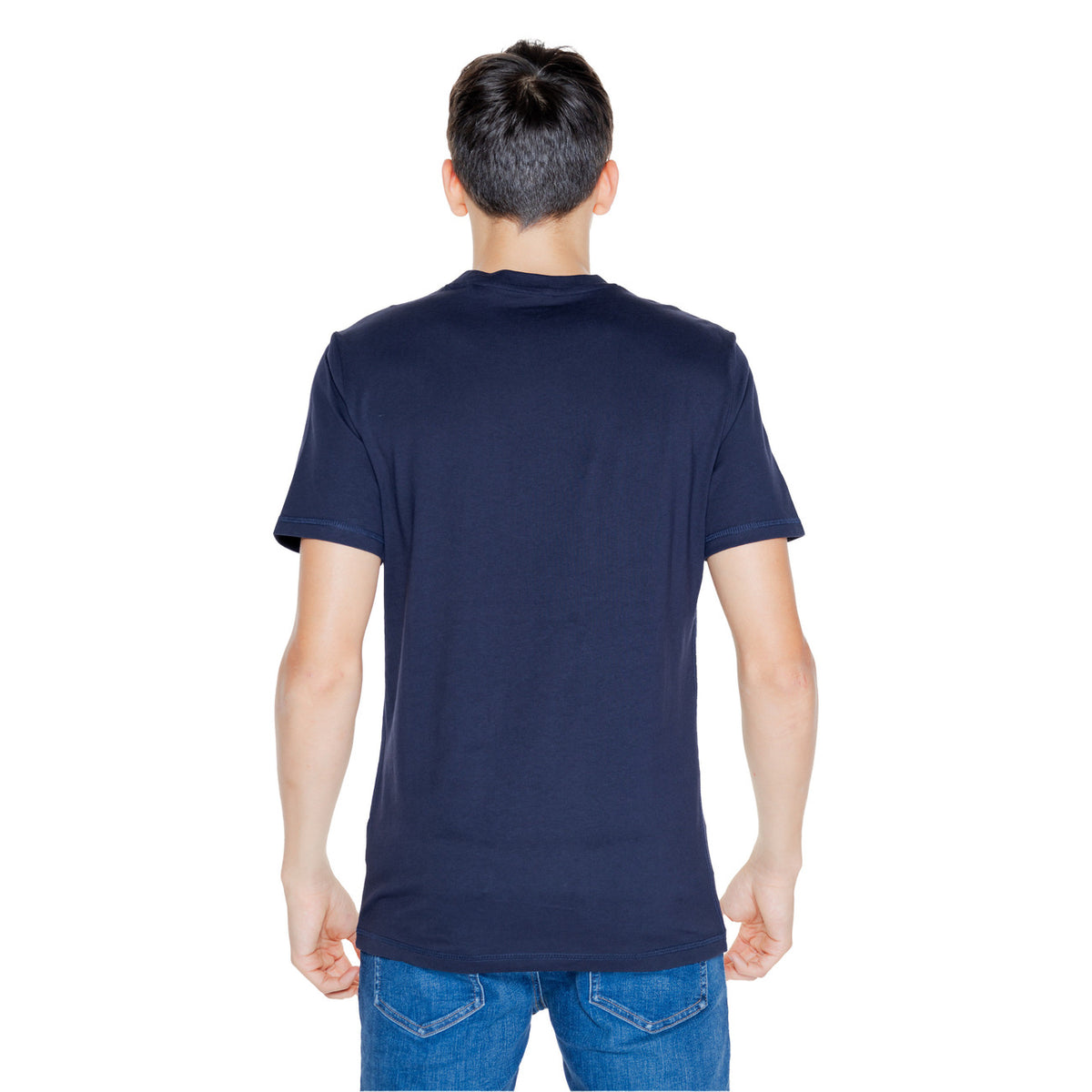 Scopri lo stile con la T-shirt blu scuro in cotone. Un girocollo accentua la silhouette slim fit, mentre il tessuto in jersey assicura un comfort imbattibile. Un piccolo logo frontale dona un tocco di classe. Perfetta per un look casual nei weekend. Vista posteriore retro