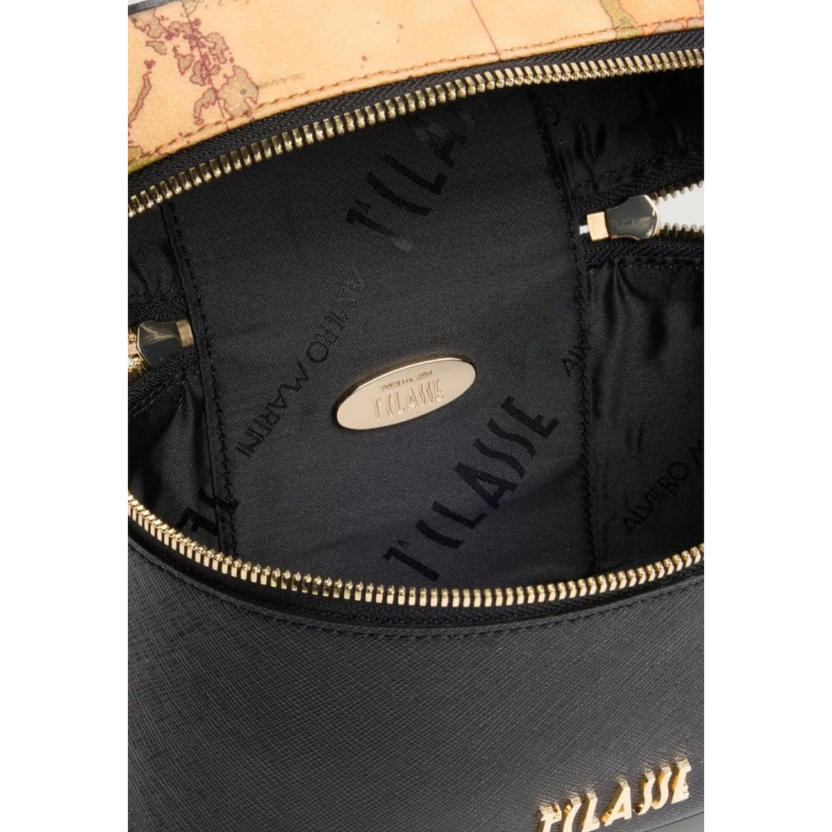 Tracollina vanity Alviero Martini 1ᴬ Classe nera 26IL4LG36V4070001. Borsetta da sera compaetta (20x13x8,5 cm) in pelle sintetica saffiano con dettaglio mappa Geo Classic, manico corto, tracolla con catena oro e doppi cursori.