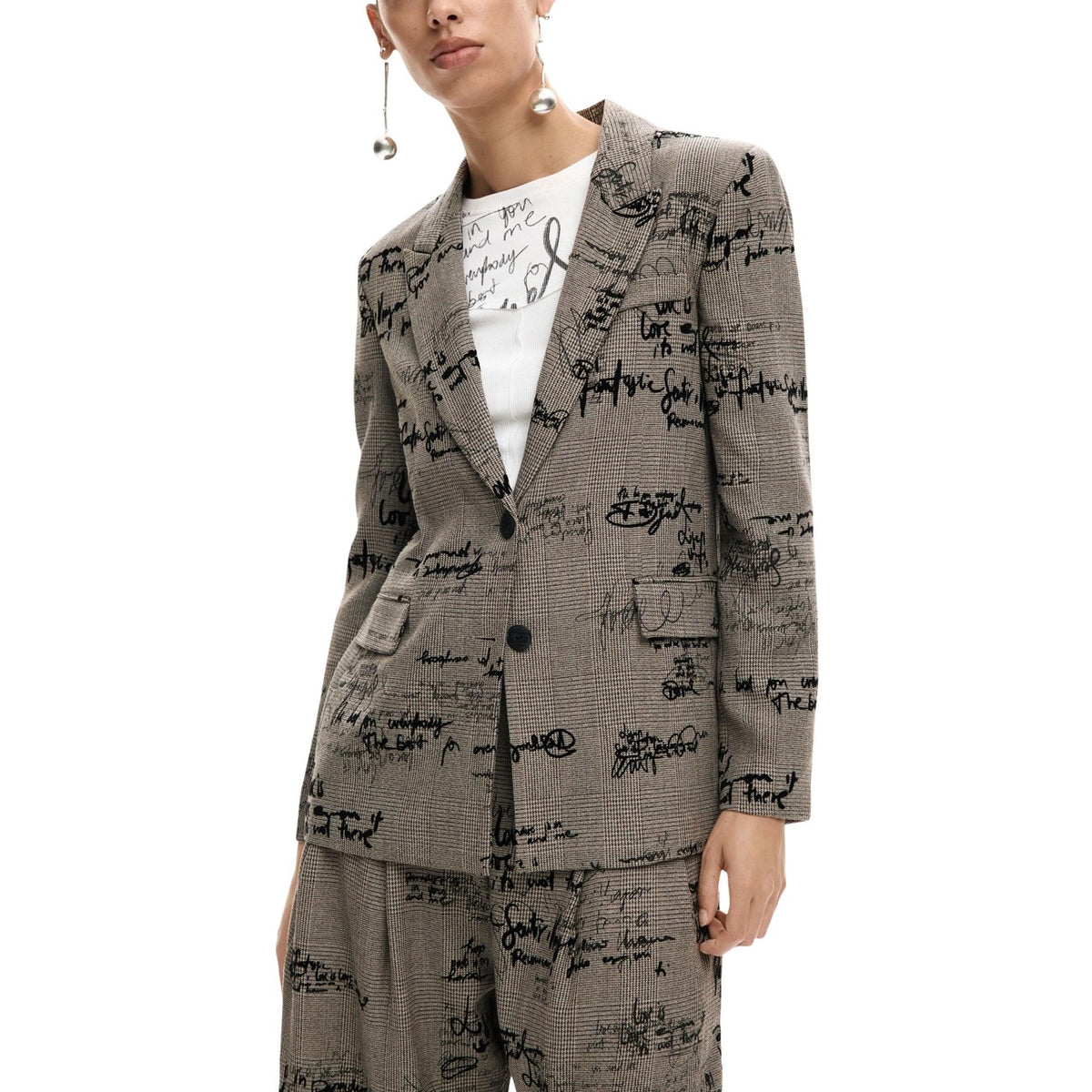 Giacca Desigual donna grigia fantasia stampa con bottoni maniche lunghe scollo a V bavero tasche anteriori 62% poliestere 34% viscosa 4% elastan - vista frontale indossata da modello mezzo busto