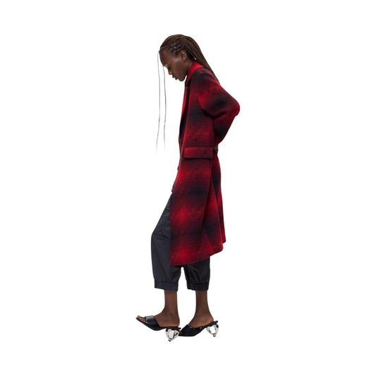 Cappotto lungo Desigual Coat Mumbai rosso e nero donna. Cappotto invernali in misto lana con motivo a quadri rosso scuro, colletto a revers classico, tasche con pattina e allacciatura a bottoni frontali, giacca elegante autunno inverno.