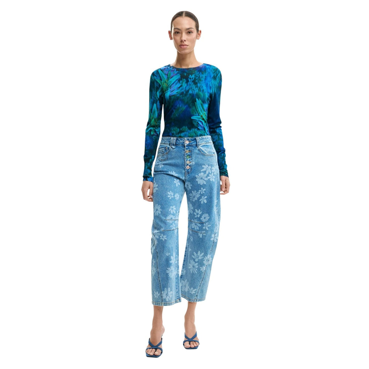 Jeans balloon Desigual; stampa floreale blu, 99% cotone, vita media, tasche laterali. Fit ampio e design estivo. Vista frontale figura intera