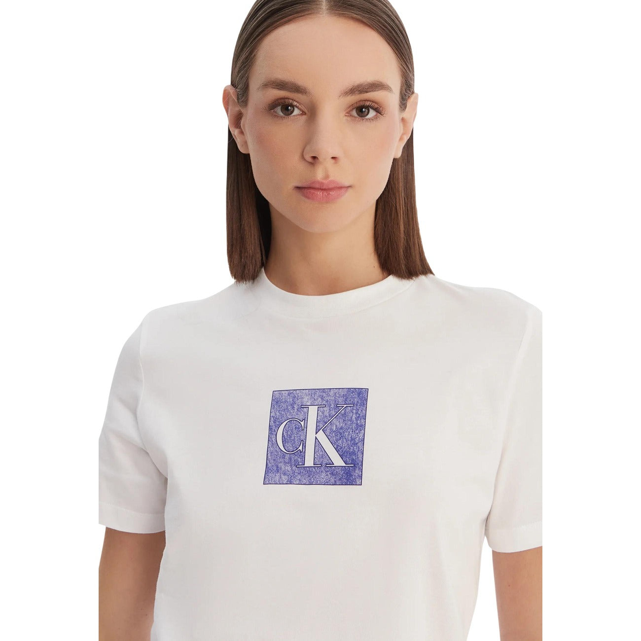 T-shirt Calvin Klein Jeans Donna Bianca; 100% Cotone. Logo CK frontale, maniche corte, vestibilità regular. Capo versatile per tutte le stagioni, stile casual-chic traspirante. Dettaglio logo