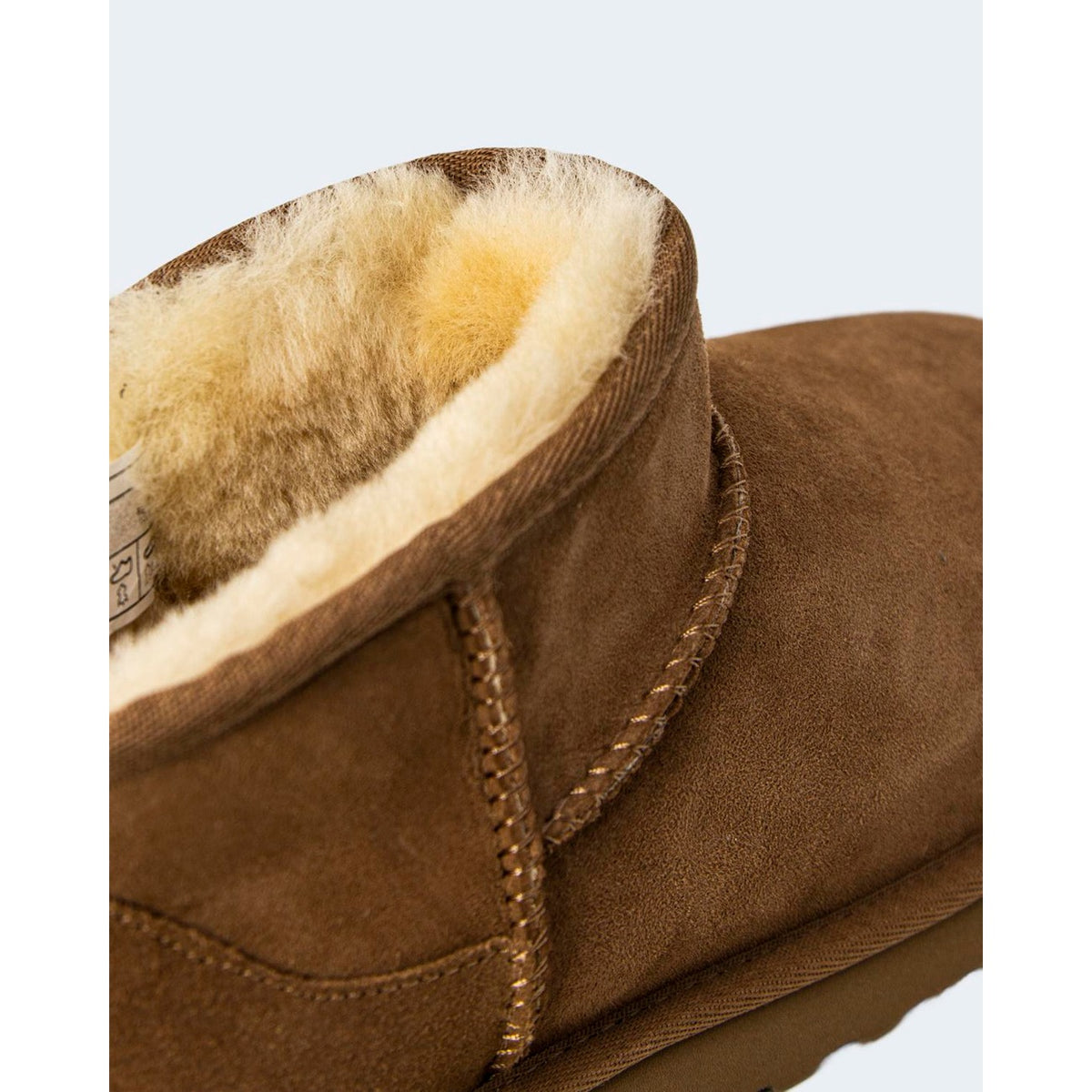 Stivali UGG donna Classic Ultra Mini 1116109 colore Chestnut nocciola. Stivaletti bassi alla caviglia in pelle di camoscio con calda fodera in montone naturale, trattamento idrorepellente e suola leggera Treadlite o in EVA.