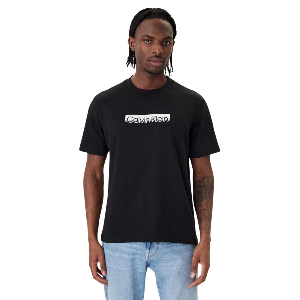 T-shirt nera Calvin Klein LV04LF812G, 100% cotone, vestibilità regular; maglia a maniche corte con logo centrale stampato, stile contemporaneo e versatile. Vista frontale