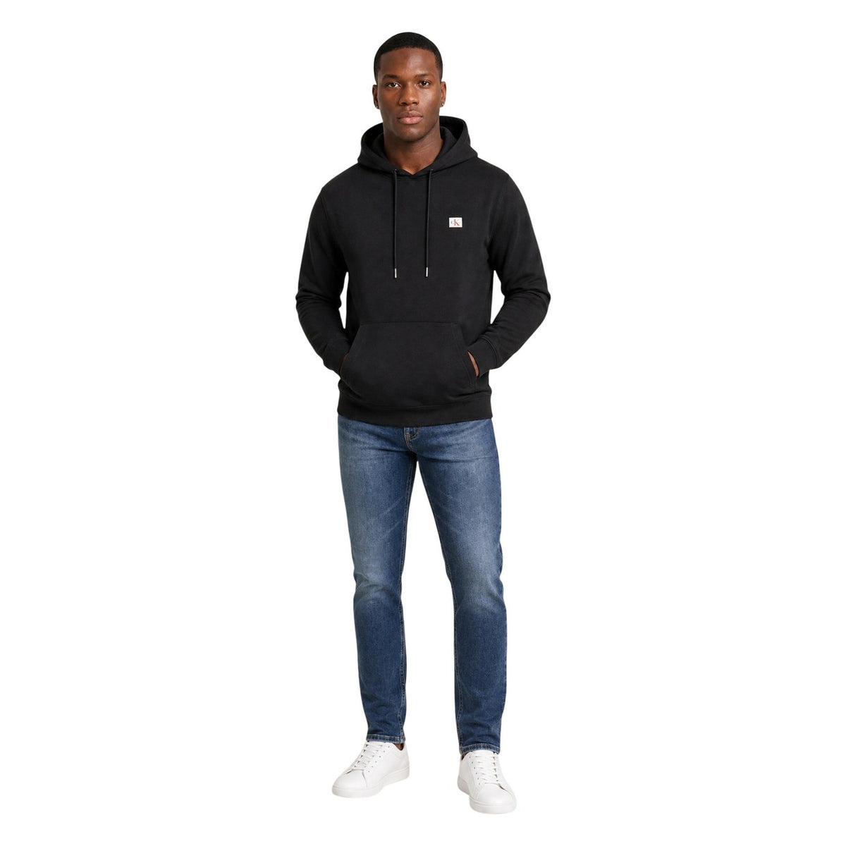 Felpa Calvin Klein Jeans uomo nera con cappuccio LV04RG269G. Felpa in spugna di cotone con finitura mano pesca, tasca a marsupio frontale, coulisse e stemma monogramma Calvin Klein sul petto, abbigliamento casual uomo autunno inverno.