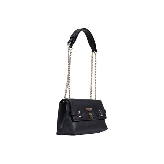 Borsa Guess Yesba Convertible Xbody; 100% Poliuretano. Chiusura con patta e fibbia, dettagli metallici, tracolla removibile. Borsa media elegante, versatile e sicura. Colore nero. Vista frontale Con tracolla