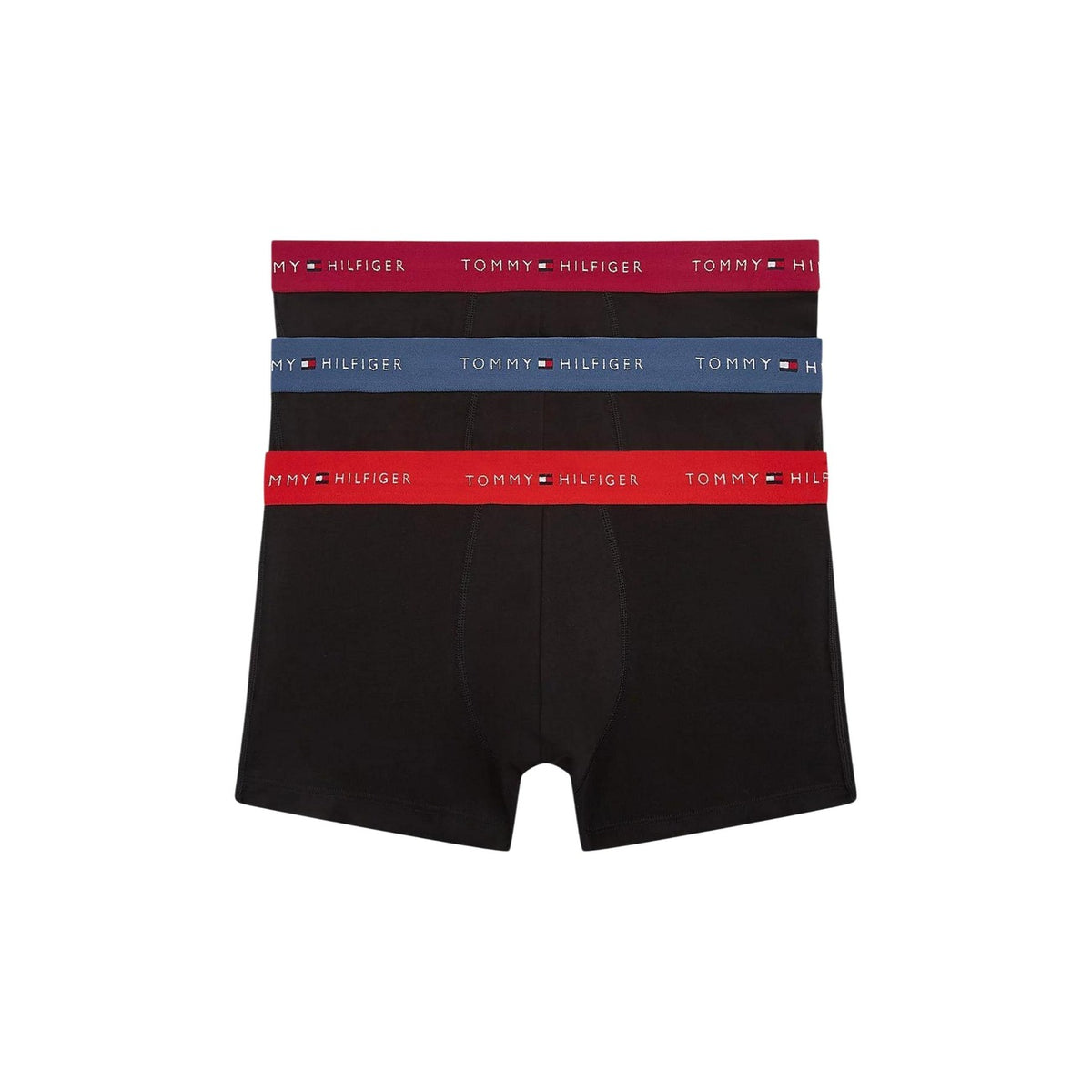 Pack 3 Boxer Trunk Tommy Hilfiger Signature; Nero. Cotone Organico Stretch, tecnologia antiumidità, elastico con logo ripetuto. Vestibilità aderente, supporto traspirante, qualità premium ecosostenibile. Fascia scritta rosso, bordeaux e blu