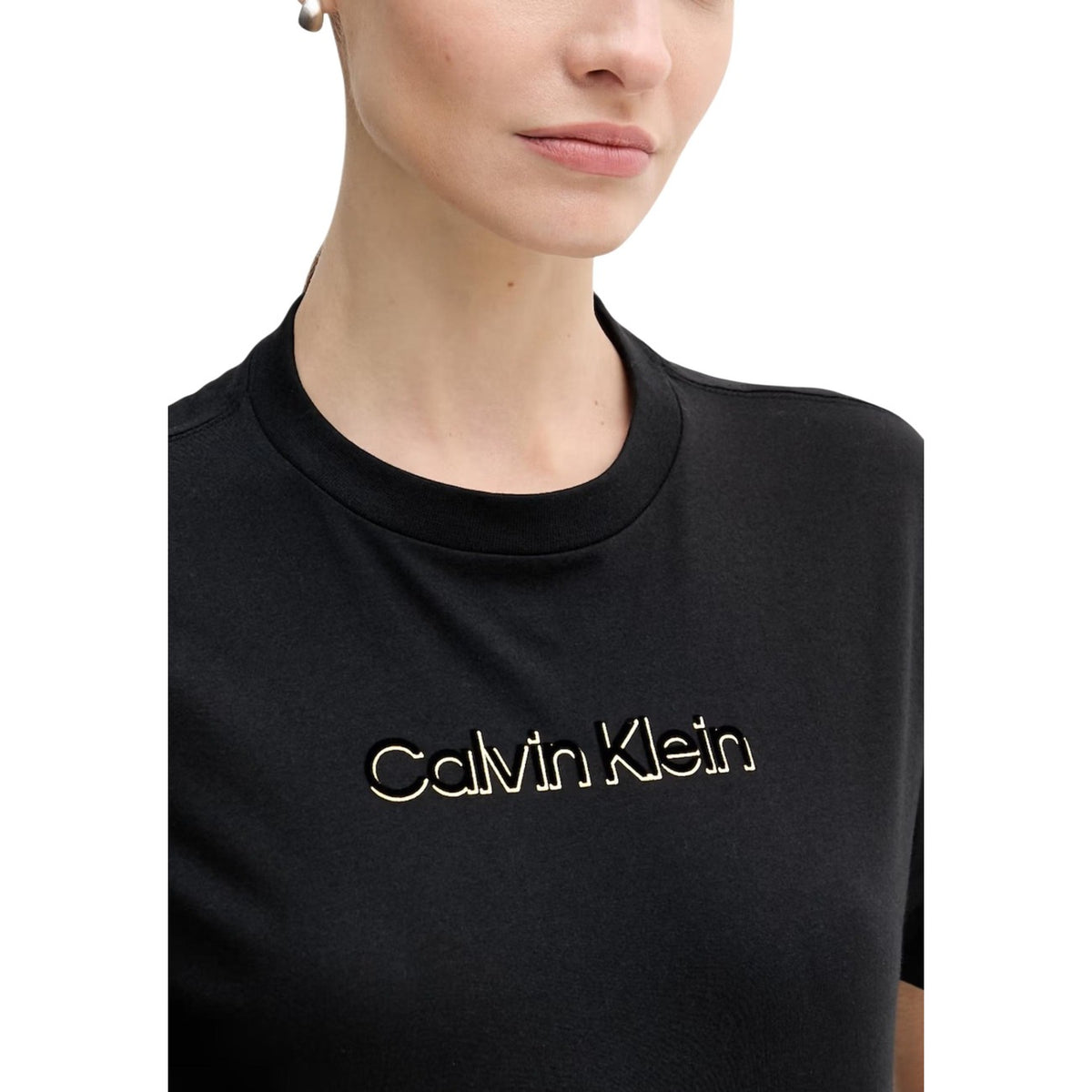 T-shirt Calvin Klein Jeans donna nera con logo - vista frontale dettaglio indossata da modello