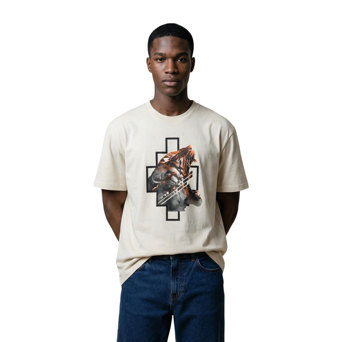 T-shirt oversize County of Milan; 100% cotone, grafica tigre stilizzata, fit contemporaneo. Stile urban d'impatto. Colore beige panna