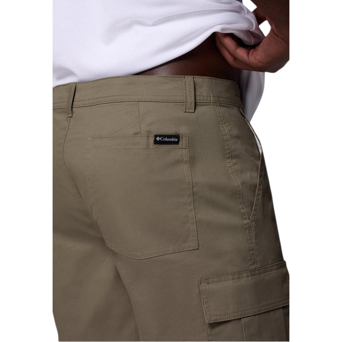 Pantaloncini verdi cargo uomo in cotone stretch; vestibilità flessibile, numerose tasche funzionali e stile urban outdoor, perfetti per un uso quotidiano dinamico. Vista posteriore