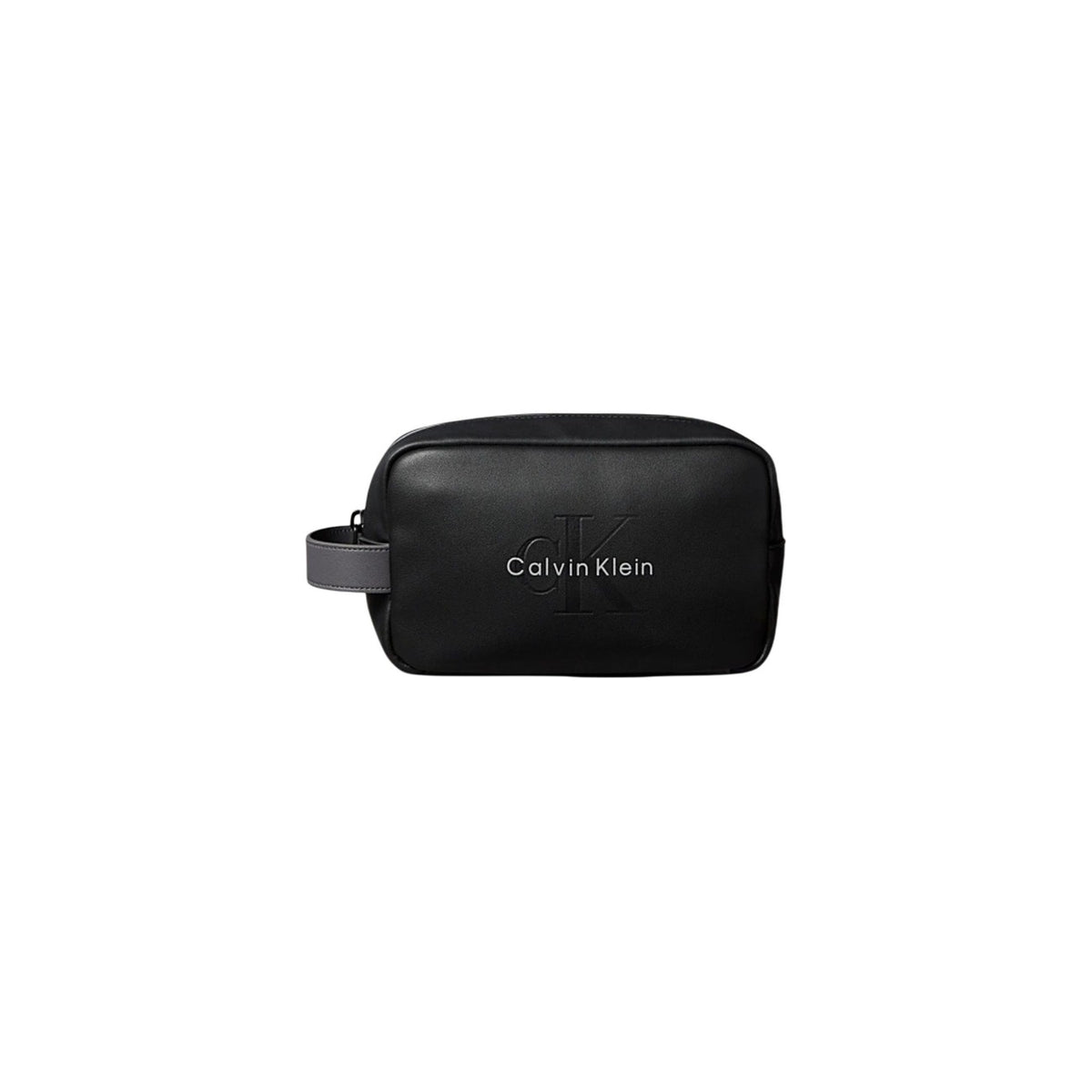 Calvin Klein Washbag; ecopelle nera, chiusura a zip, manico laterale. L'astuccio da bagno compatto e moderno per lo stile di vita contemporaneo. Colore nero. Vista frontale