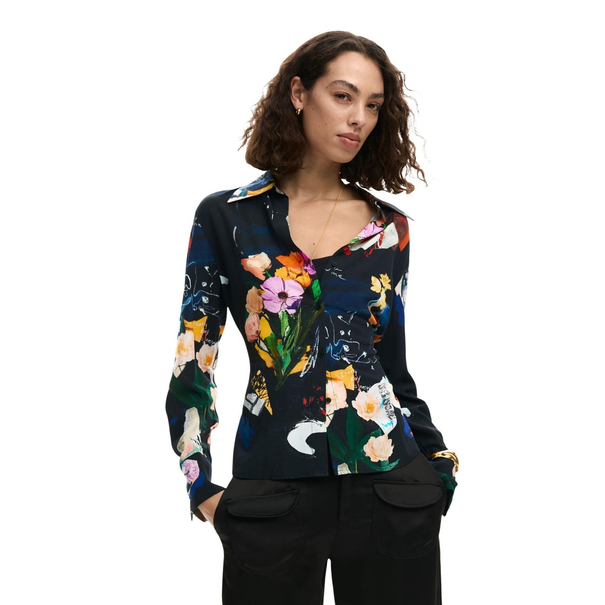 Camicia a maniche lunghe, con scollo a V, lacci regolabili in vita e stampa di diversi motivi in stile collage.
Indossata da modella vista frontale
