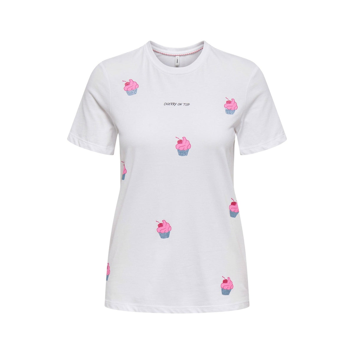 ONLY Onlkita Glam Top; cotone bio, stampa cupcake glitter, scritta "Sweet but Twisted". La t-shirt giocosa e sostenibile per la stagione Primavera/Estate. Colore bianco vista frontale