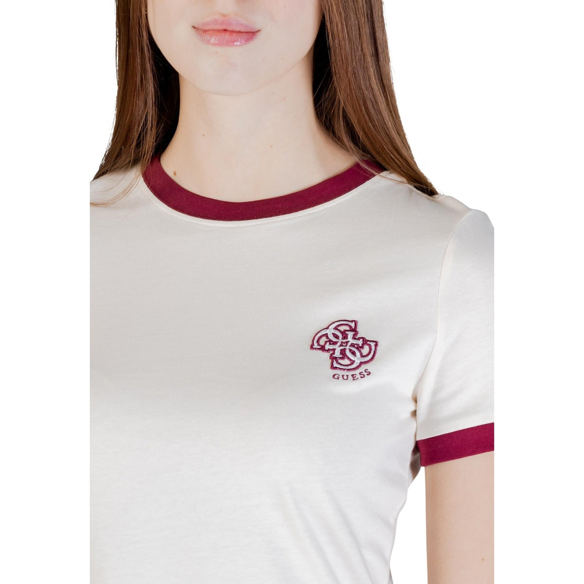 Dettaglio t-shirt Guess Active GRETA donna beige con stampa frontale e vestibilità regular