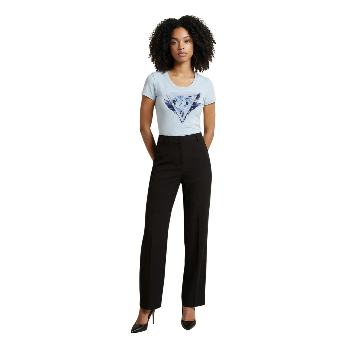Guess T-shirt Logo Piume; cotone elasticizzato, scollo tondo, design iconico. La maglietta versatile con il tocco distintivo Guess. Colore azzurro. Vista frontale Figura intera