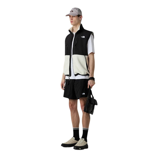 TNF Class V Pathfinder Short; materiale riciclato, idrorepellente, leggermente elasticizzato. Lunghezza 17,8 cm con cintura integrata. Il pantaloncino versatile per natura e città. Vista frontale indossato figura intera