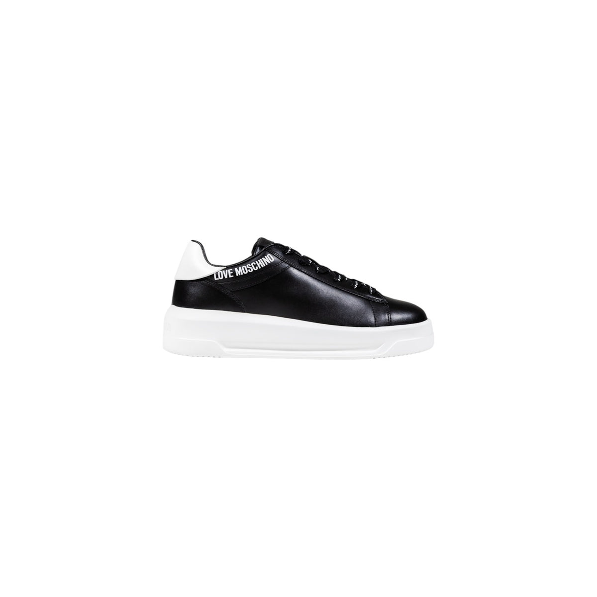 Sneakers Love Moschino donna nere bicolore platform. Scarpe sportive da donna in pelle nera e bianca con suola alta a plateau, lacci e logo stampato stile casual, glam e urban streetwear.