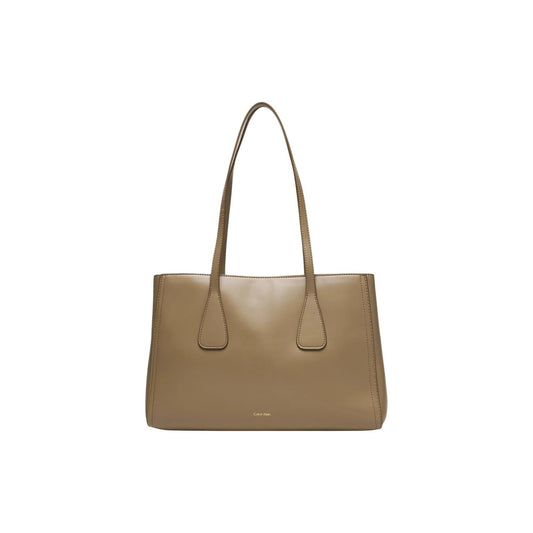 Calvin Klein Shopping Bag Medium; borsa tote beige in ecopelle con scomparto diviso e chiusura magnetica. Base rigida rinforzata e manici lunghi per un comfort ottimale a spalla. Vista posteriore
