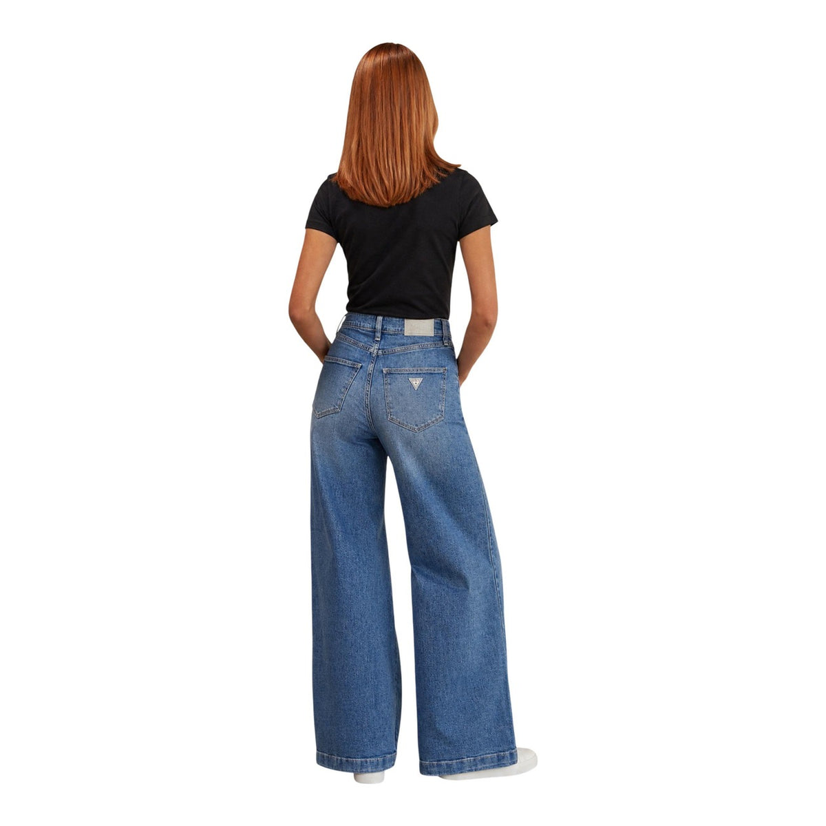 Jeans Baggy Blu Donna Guess Bellagio Pant; Tessuto stretch 5 tasche in 97% cotone, 2% elastomultiestere e 1% lycra. Modello boyfriend a gamba ampia con vita regular, stile casual essentials 4 stagioni. Posteriore intera