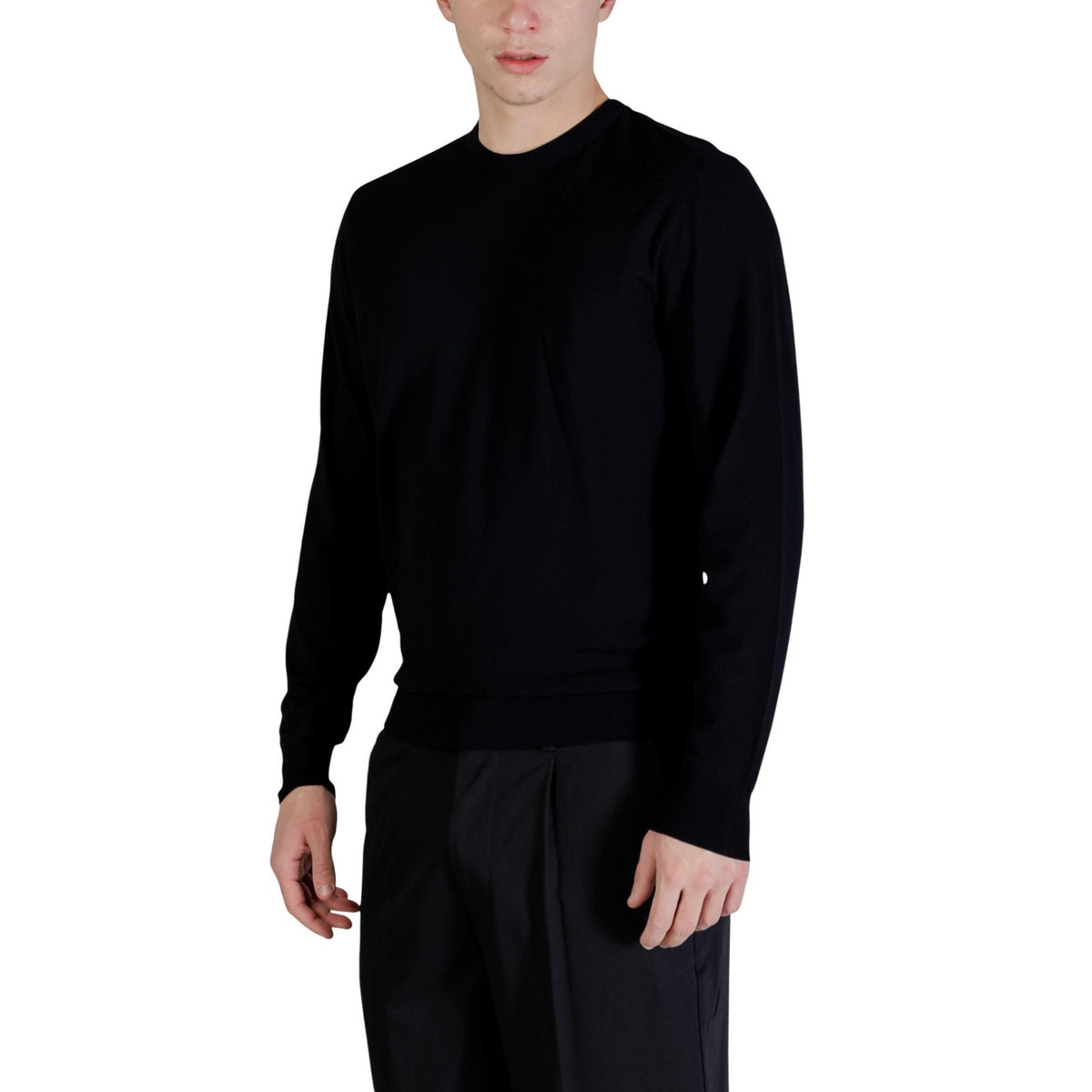 Maglia Guess Kadir Tech; Nero. 80% Viscosa, 20% Poliestere. Girocollo, maniche lunghe, tessuto tecnico morbido. Ideale per la mezza stagione, stile casual-chic.