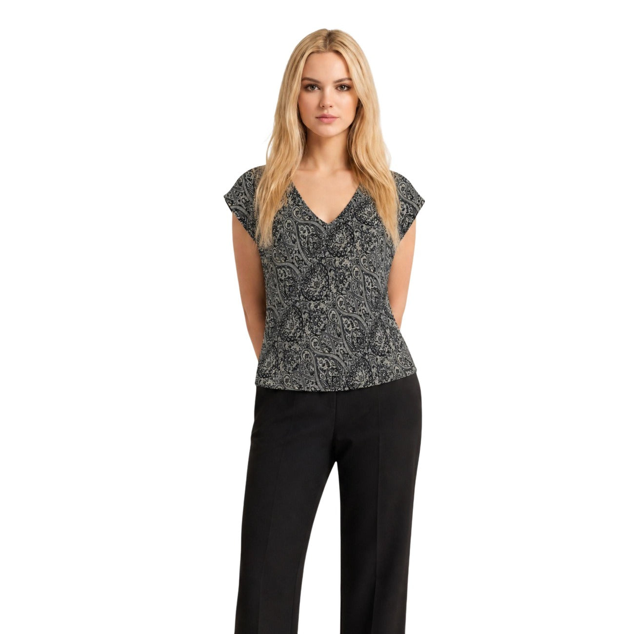 Blusa Mezza Manica Ayfee; Misto Seta. Scollo a V, fantasia grafica su nero, tessuto leggero e traspirante. Comfort e stile raffinato per ogni occasione.