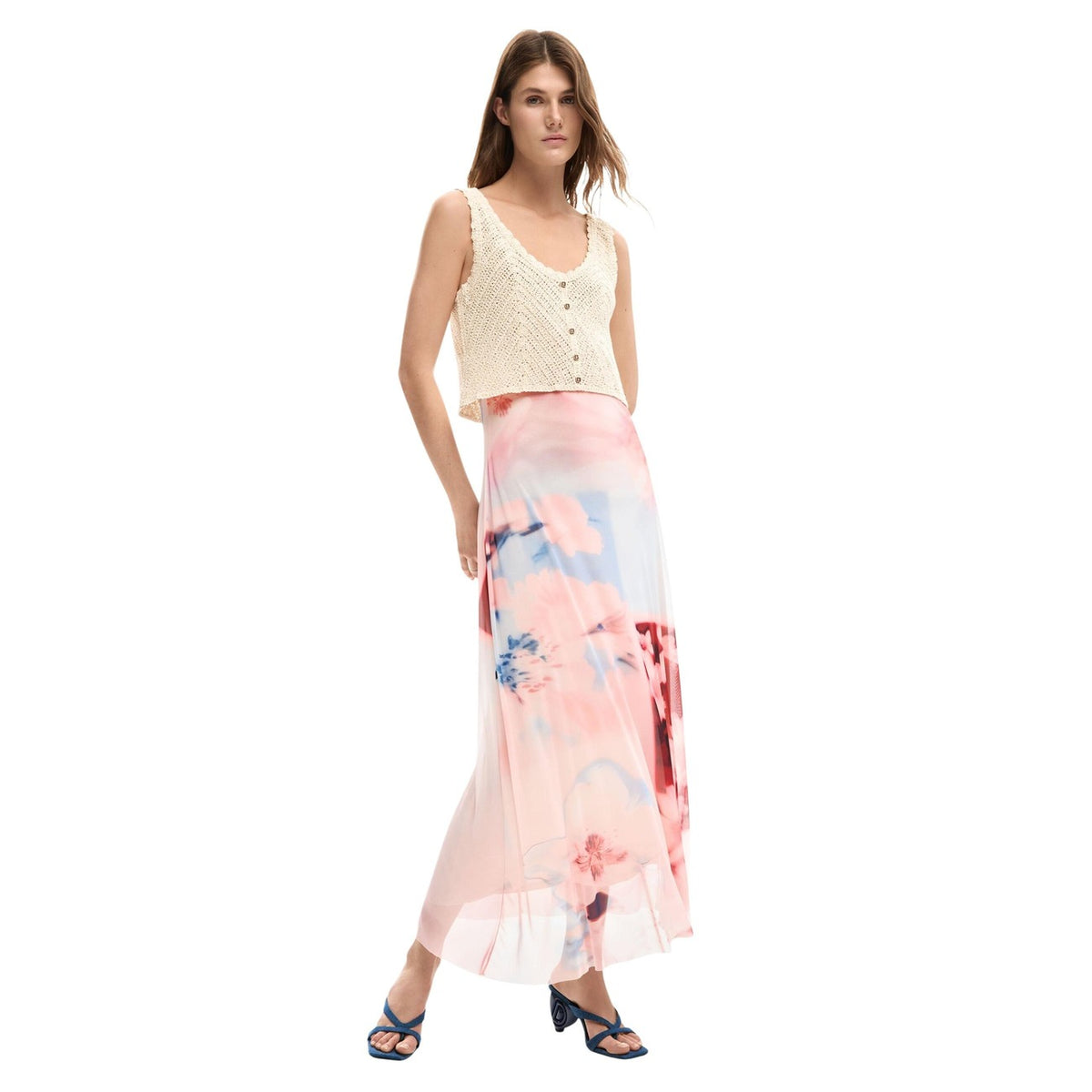 Abito lungo realizzato in due materiali, parte superiore con top in crochet e gonna in tessuto fluido con stampa floreale.
Vista frontale indossato da modella