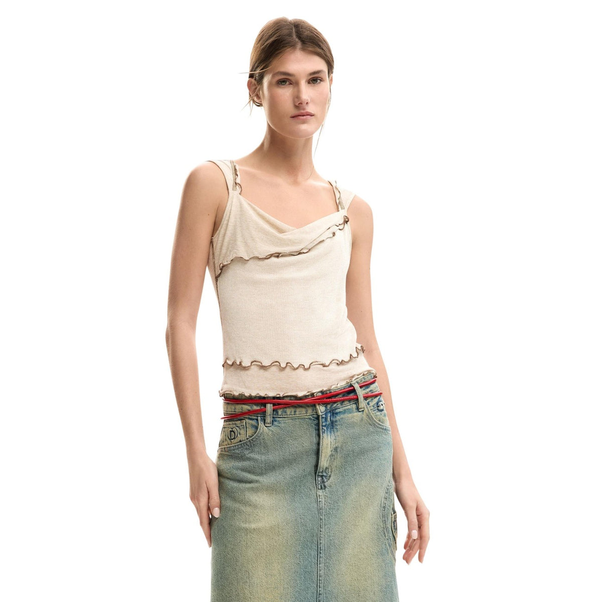 Canotta Desigual SS26; beige, scollo asimmetrico, effetto strati, profili a contrasto, tessuto a maglia. Stile unico e versatile.