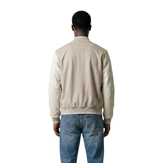 Antony Morato Bomber Sand; giubbotto regular fit, colletto coreana e zip a due direzioni. Design minimalista 100% poliestere, ideale per la mezza stagione. Vista posteriore