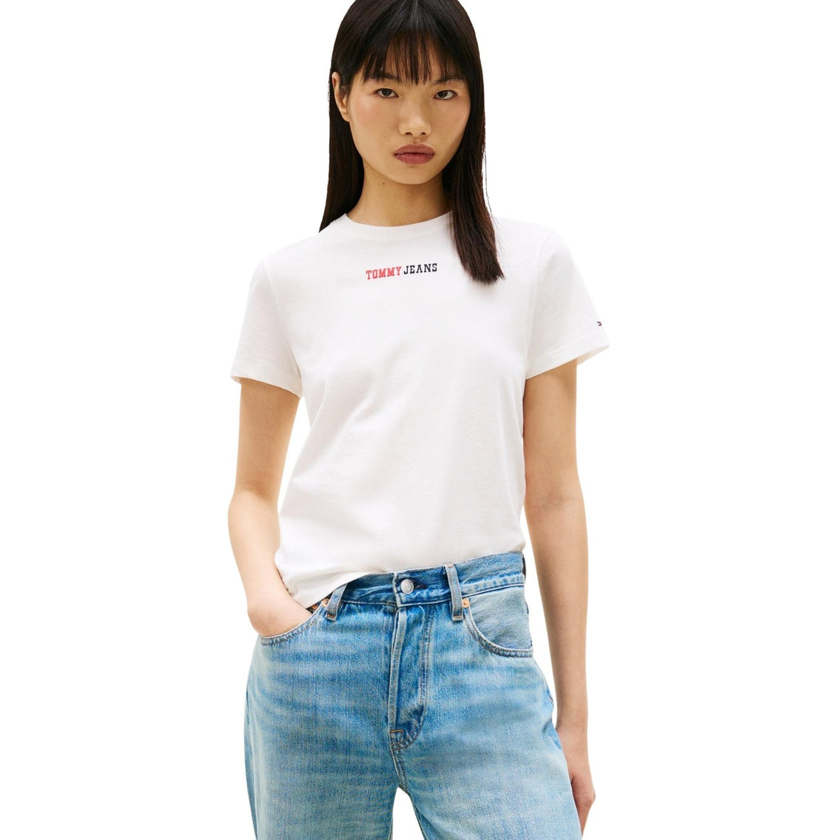 Tommy Jeans T-shirt DW0DW22277; 100% cotone riciclato, scollo rotondo, logo ricamato. Il basic sostenibile e iconico per ogni stagione. Colore bianco. Vista frontale