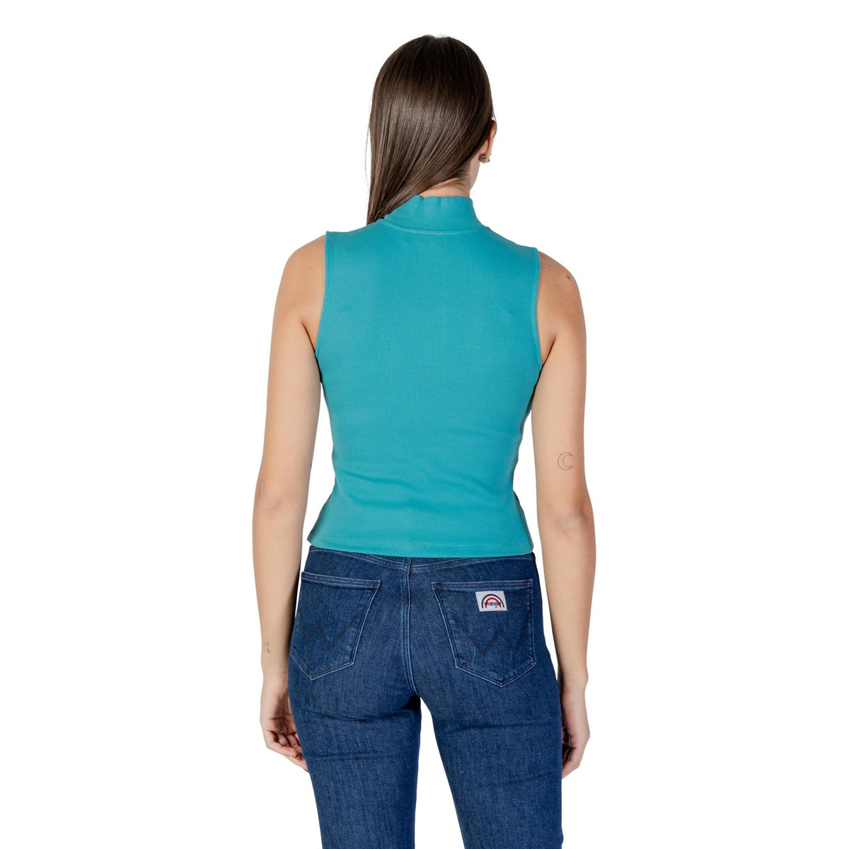 Canotta Calvin Klein Jeans A- WOVEN LABEL SL QZ donna turchese con cerniera smanicato scollo alto 95% cotone 5% elastan - vista posteriore retro indossata da modello
