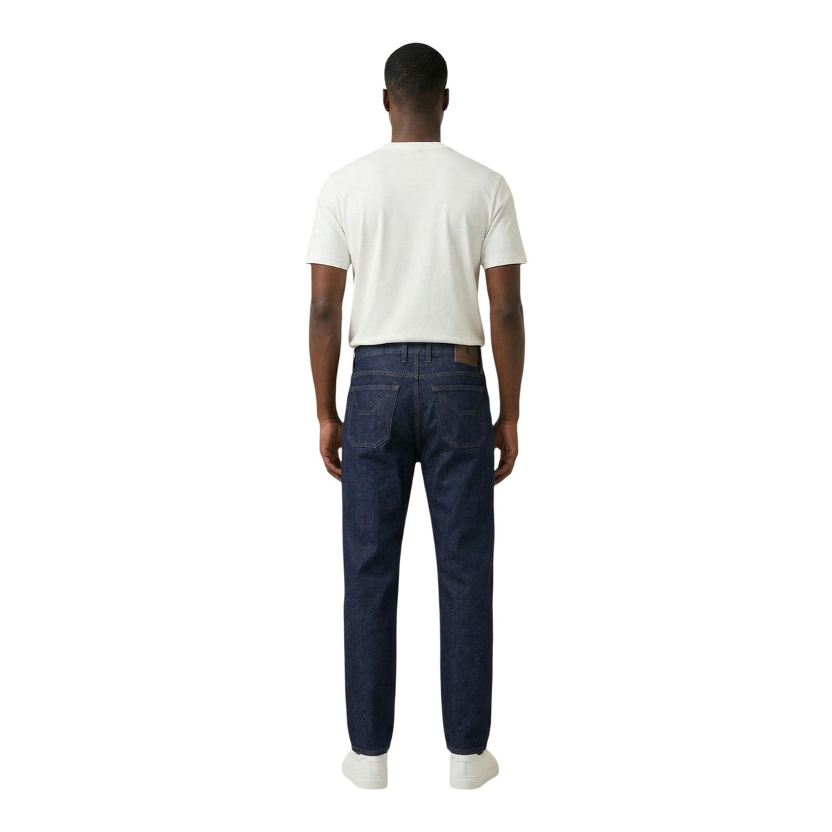 Jeans Jeckerson John Slim; 54% cotone riciclato, 18% viscosa, 27% poliestere, 1% elastam. Toppa iconica, 5 tasche, fit affusolato. Denim sostenibile, morbido e resistente. Figura intera