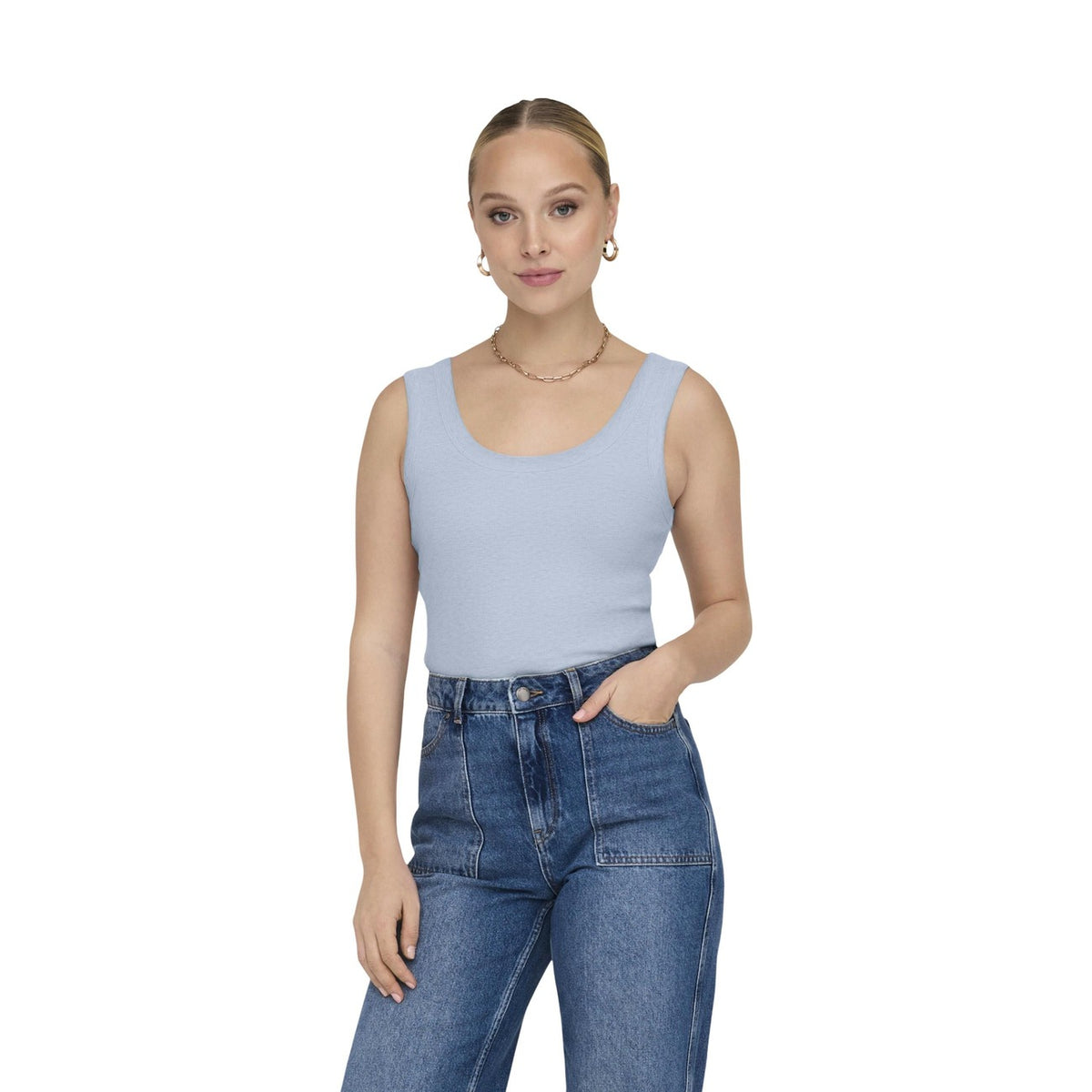 Canottiera azzurra cropped a costine con scollo a U, modello tight fit senza maniche, stile basic intramontabile. Vista frontale