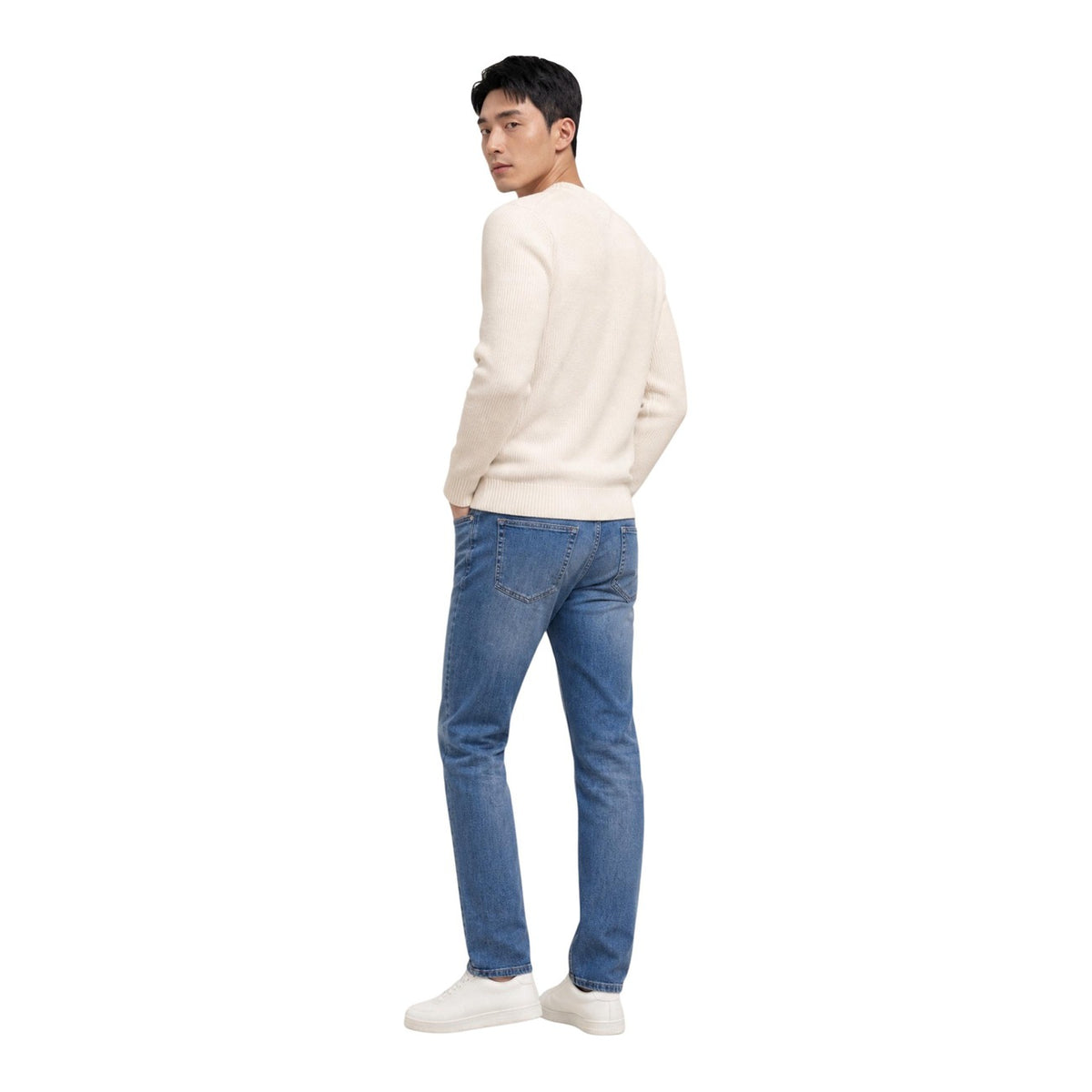 Maglione Tommy Jeans uomo bianco DM0DM20923. Pullover a girocollo in cotone sostenibile con lavorazione a maglia spessa, maniche lunghe, bordi a costine e logo classico applicato sul petto.