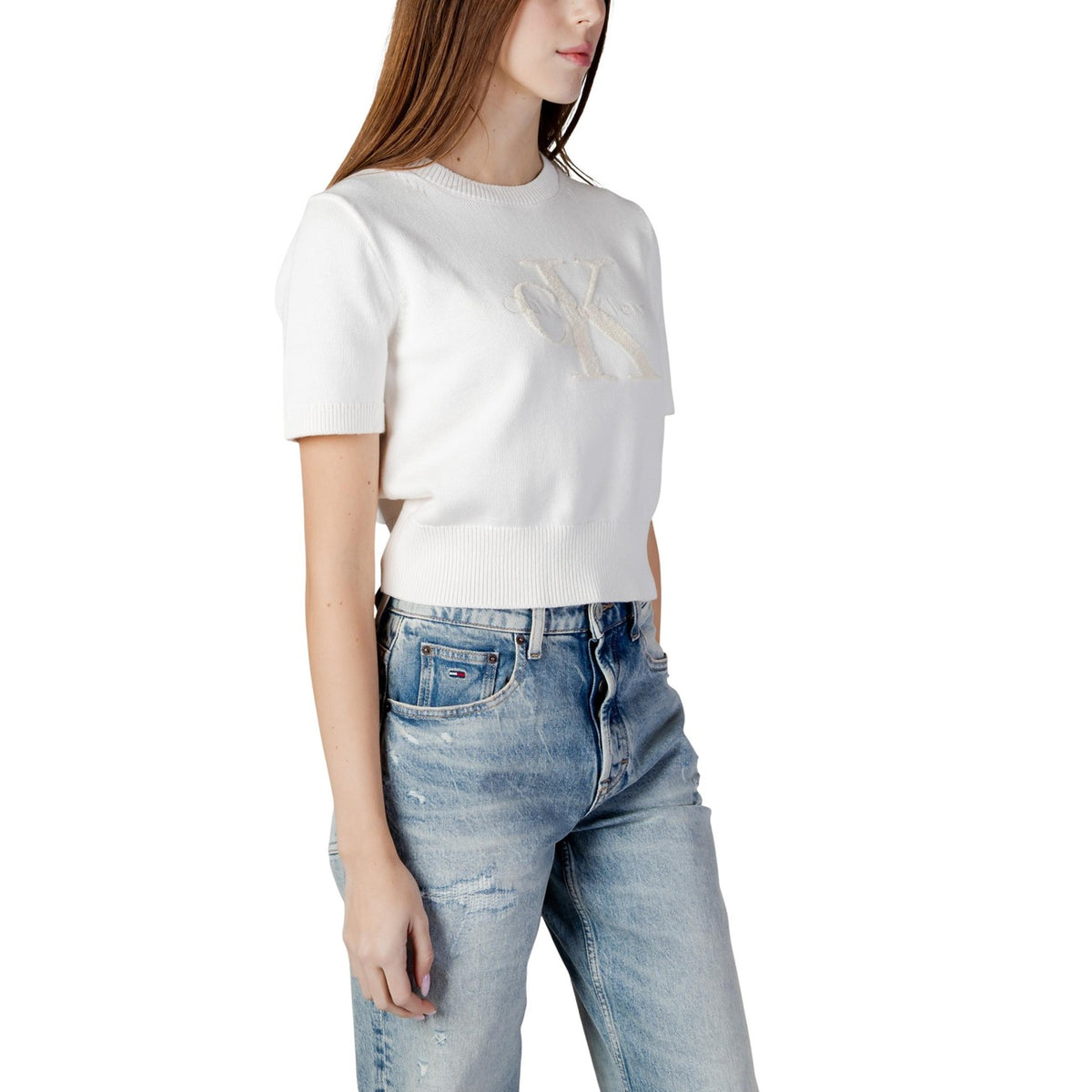 T-shirt Cropped CK Jeans; Beige. 100% Cotone premium. Logo in rilievo, girocollo, vestibilità moderna. Fresca, leggera e perfetta per look urban estivi. Frontale laterale